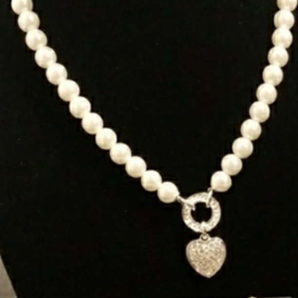 Avon Set of faux Pearls necklace and bracelet - Picture 7 of 7